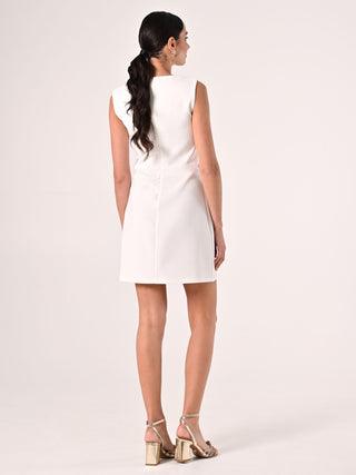 Robe blanche à détails dorés