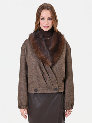 Cappotto corto marrone con collo effetto pelliccia