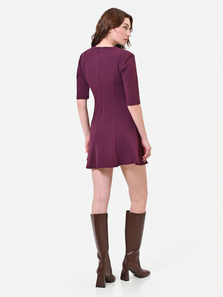Robe courte bordeaux à boutons dorés