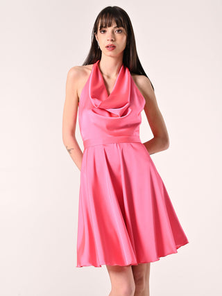 Robe courte rose pâle en satin