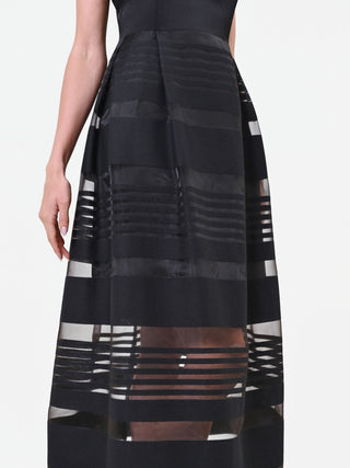 Schwarzes Maxikleid mit transparenten Streifen