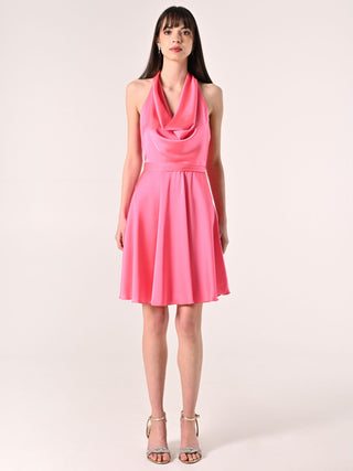 Robe courte rose pâle en satin
