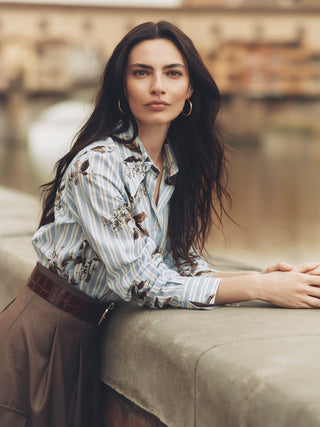 Camicia cropped a righe e fiori