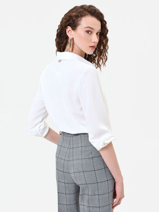 Cremefarbene Satinbluse mit verdeckter Knopfleiste
