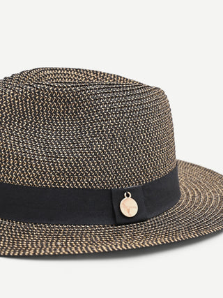 Cappello nero a tesa larga