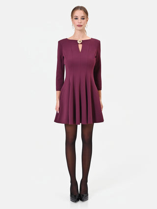 Abito svasato bordeaux rosso con spilla gioiello