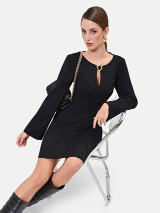 Robe courte noire avec détail doré et jupe plissée
