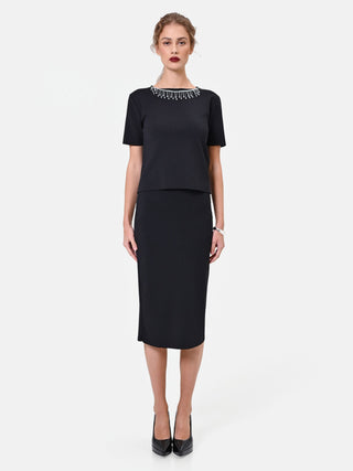 Maglia nera con scollo gioiello