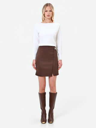 Cremefarbener Pullover mit U-Boot-Ausschnitt