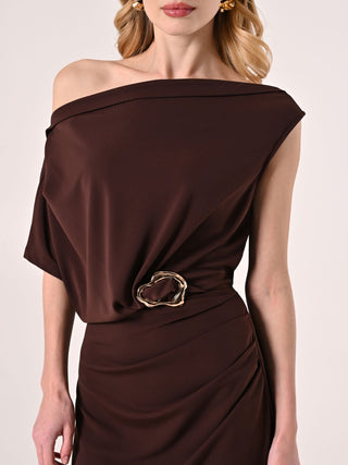 Robe marron à boucle dorée