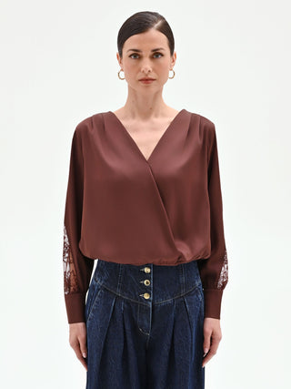Blusa cioccolato in raso con inserti in pizzo