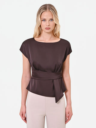 Blouse en satin brun foncé à drapé croisé