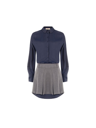 Abito grigio con camicia a contrasto
