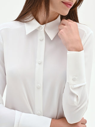 Camicia bianca con bottoni ricoperti