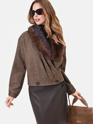 Cappotto corto marrone con collo effetto pelliccia
