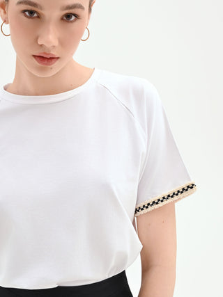 Biały T-shirt z pasmanteryjnym detalem