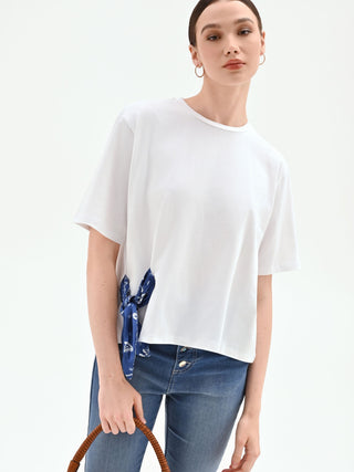 Biały T-shirt z apaszką z motywem bandany