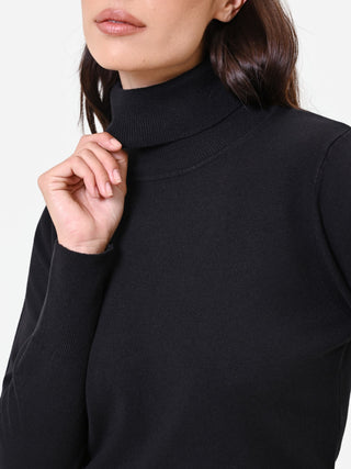 Figurbetonter Rollkragenpullover in Schwarz