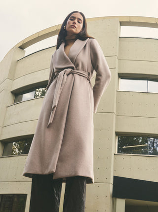 Abrigo midi beige topo con cinturón