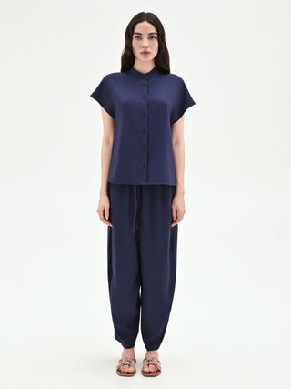 Blusa azul marino con cuello mao