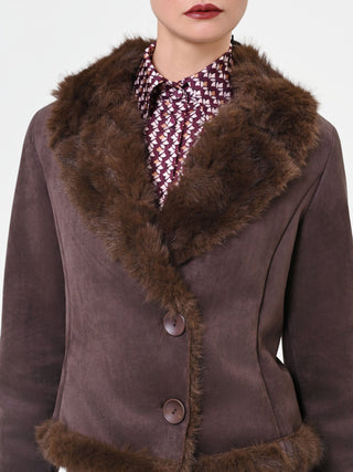 Kurze dunkelbraune Jacke mit Details in Felloptik