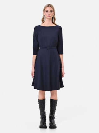 Abito midi blu navy con cintura e gonna svasata