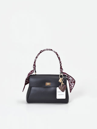 Borsa a mano nera con foulard e charms