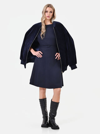 Abito midi blu navy con cintura e gonna svasata