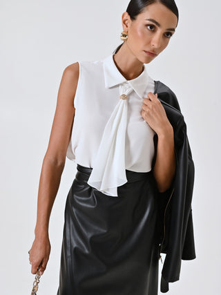 Top blanco con cuello lavallière