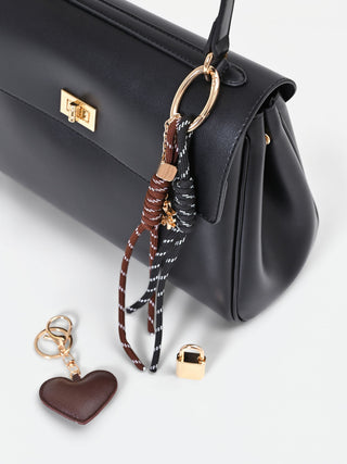 Borsa a mano nera con foulard e charms