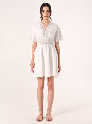 Robe blanche à détails crochet