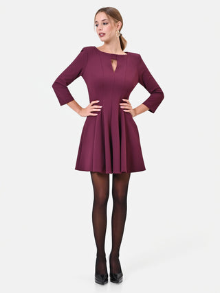Abito svasato bordeaux rosso con spilla gioiello