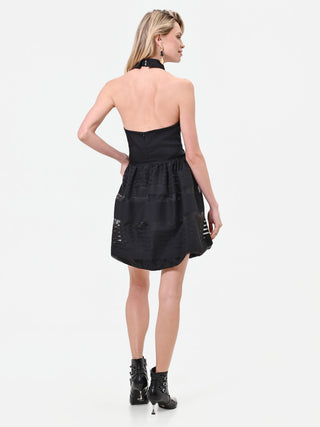 Kurzes schwarzes Kleid aus Organza und Tüll
