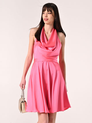Robe courte rose pâle en satin