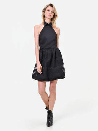 Kurzes schwarzes Kleid aus Organza und Tüll