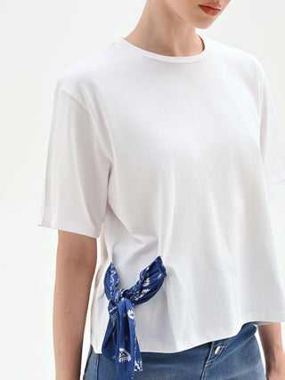 Biały T-shirt z apaszką z motywem bandany