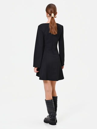 Robe courte noire avec détail doré et jupe plissée