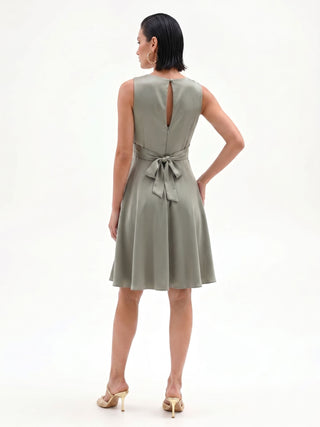 Robe en satin vert sauge à corsage drapé
