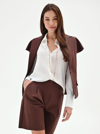 Camicia bianca con bottoni ricoperti