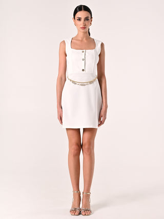 Robe blanche à détails dorés