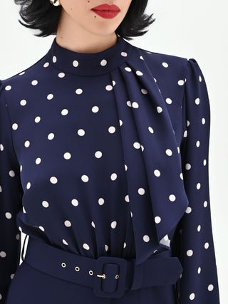 Tuta blu con blusa a pois e collo foulard