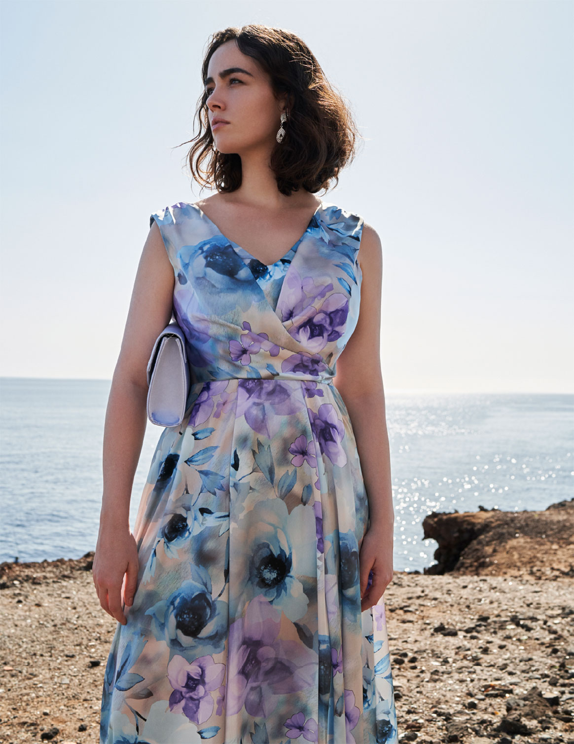 Modella curvy in abito a fiori