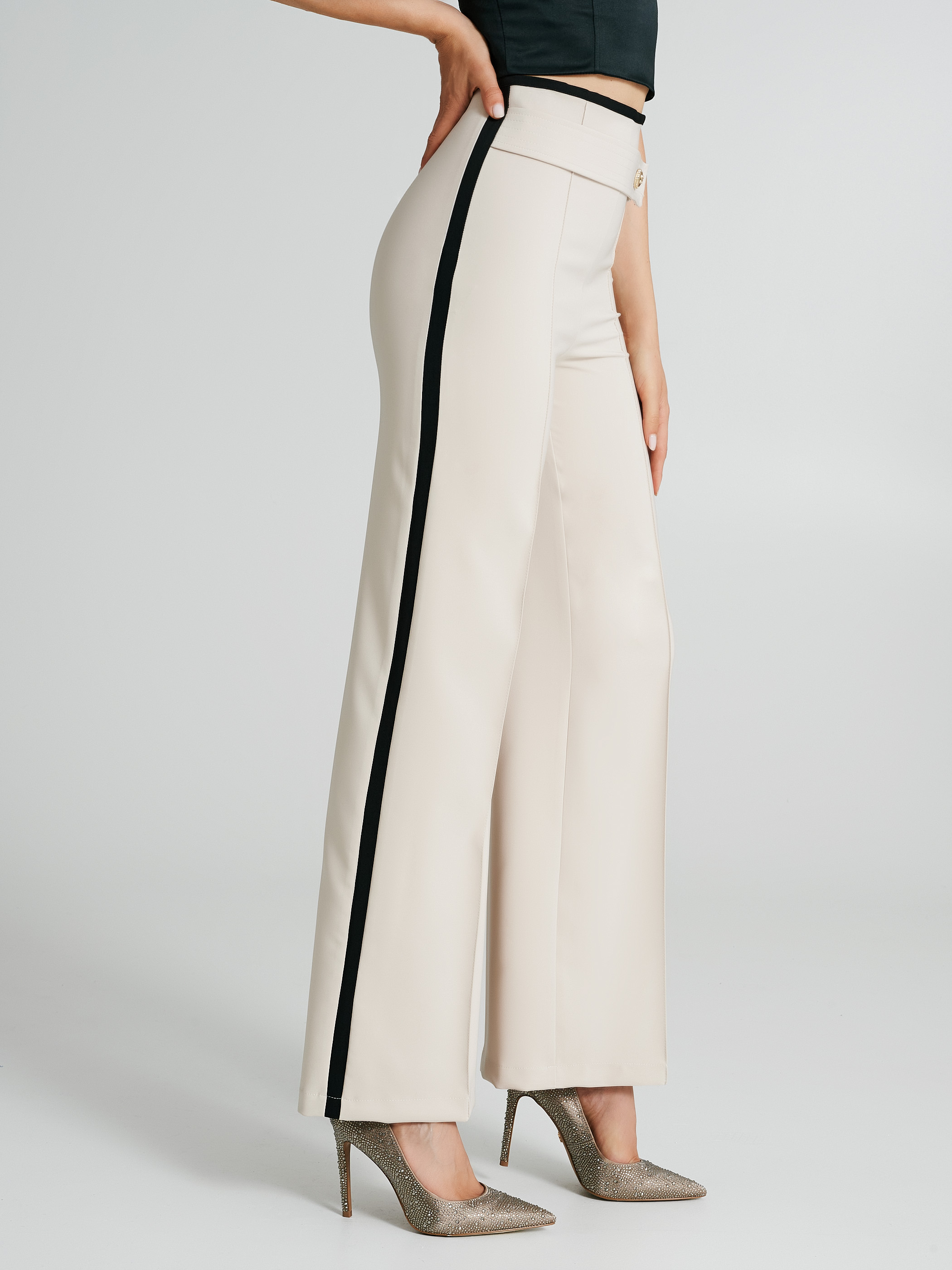 Pantaloni con on sale banda laterale
