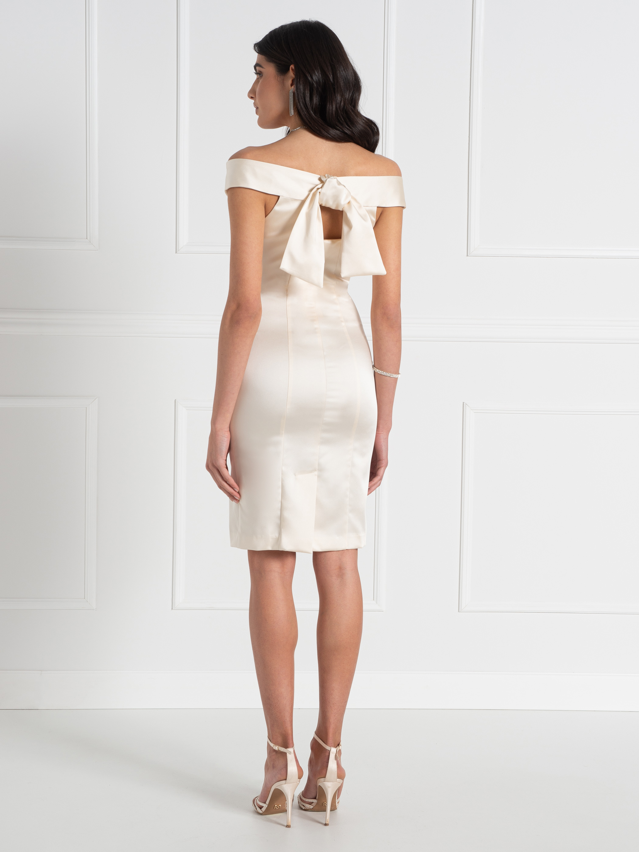 Robe courte fourreau n ud en satin ligne Mari e
