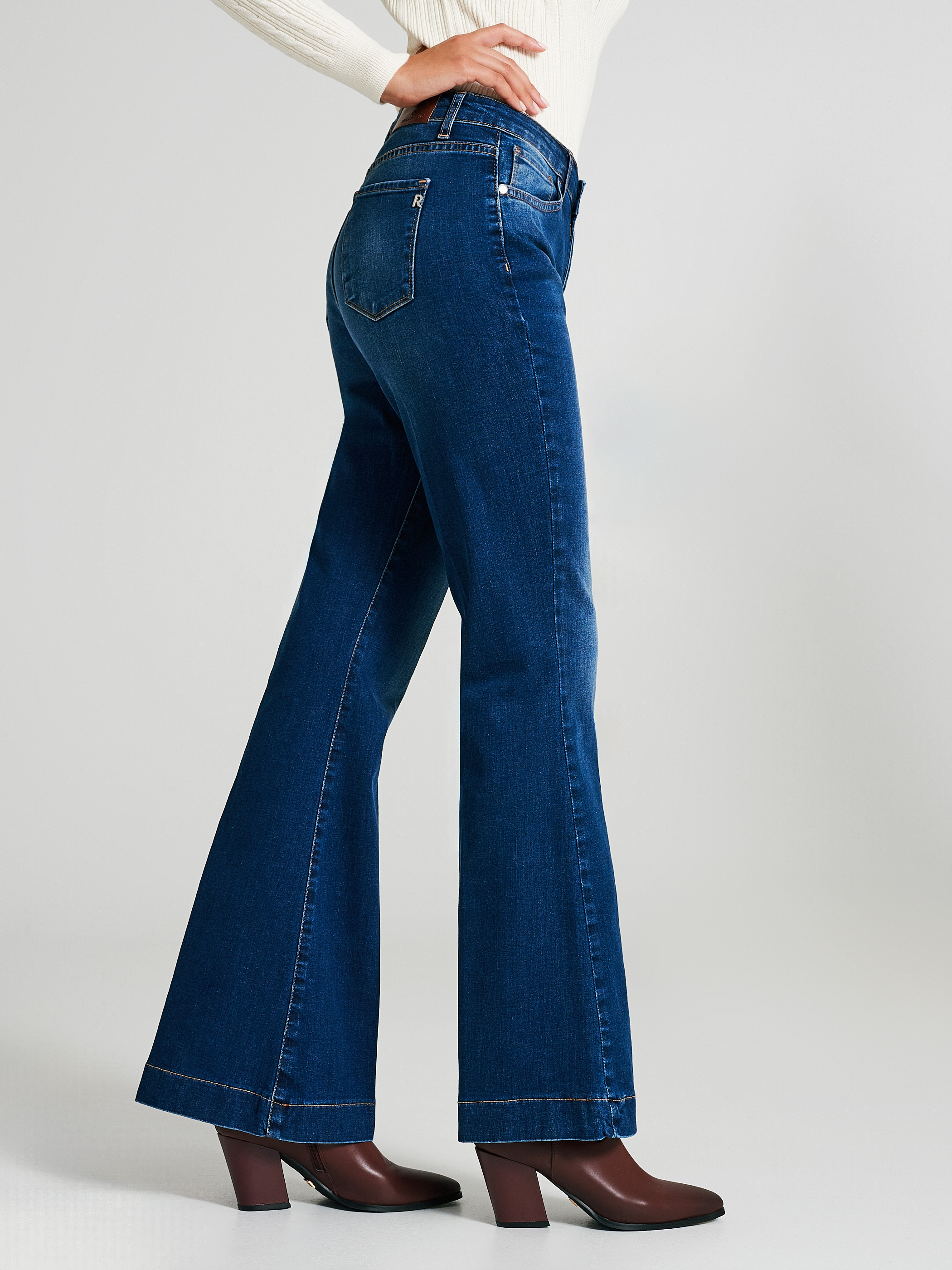 Jeans a zampa lavaggio sfumato