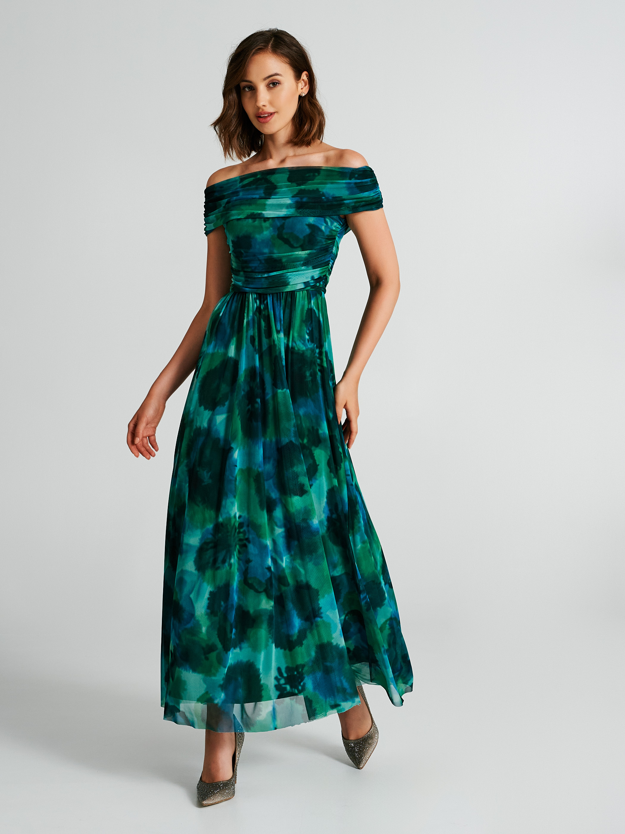 Vestito elegante sale spalle scoperte
