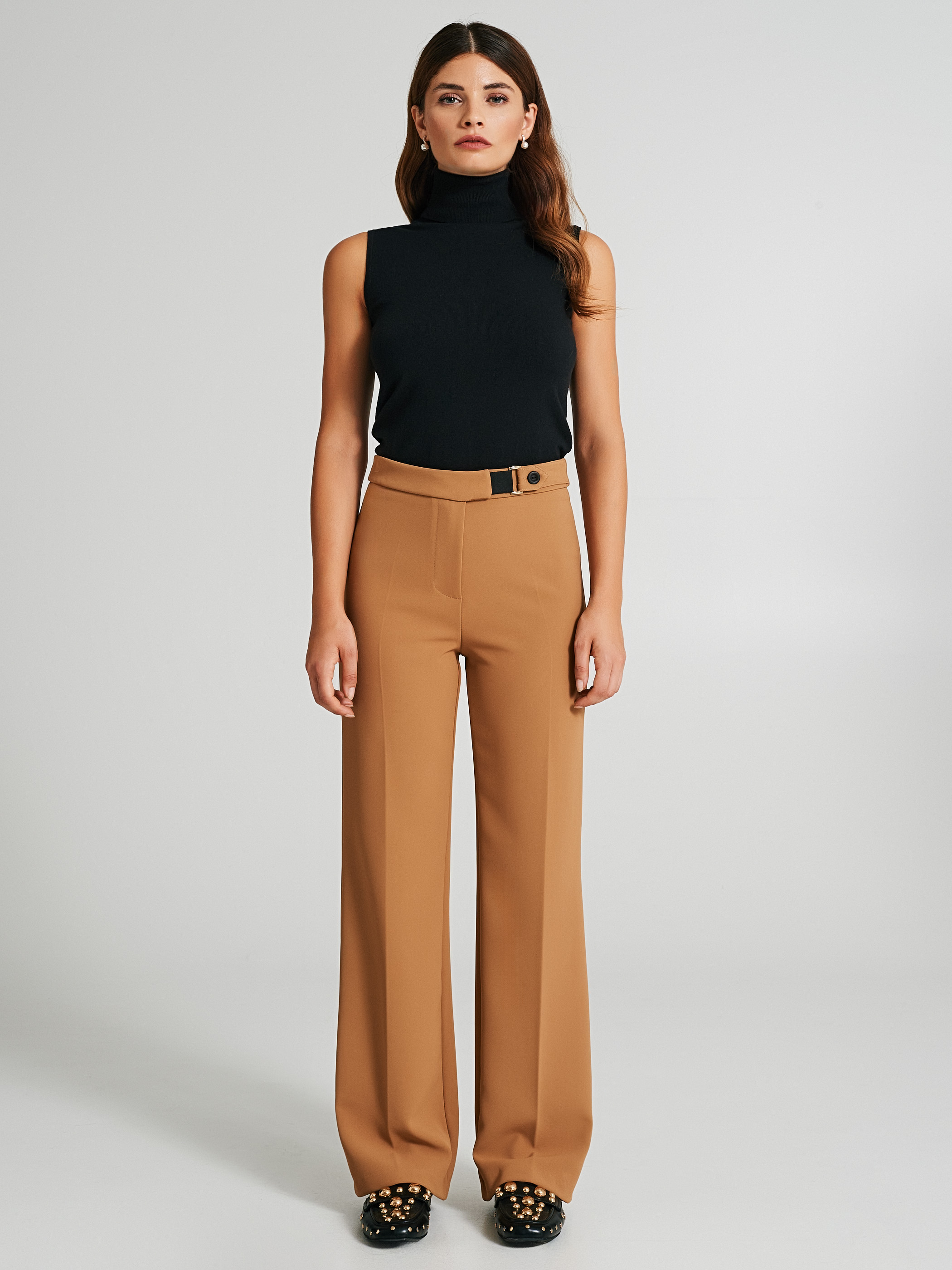 Pantalon droit avec petite bande de tissu la taille