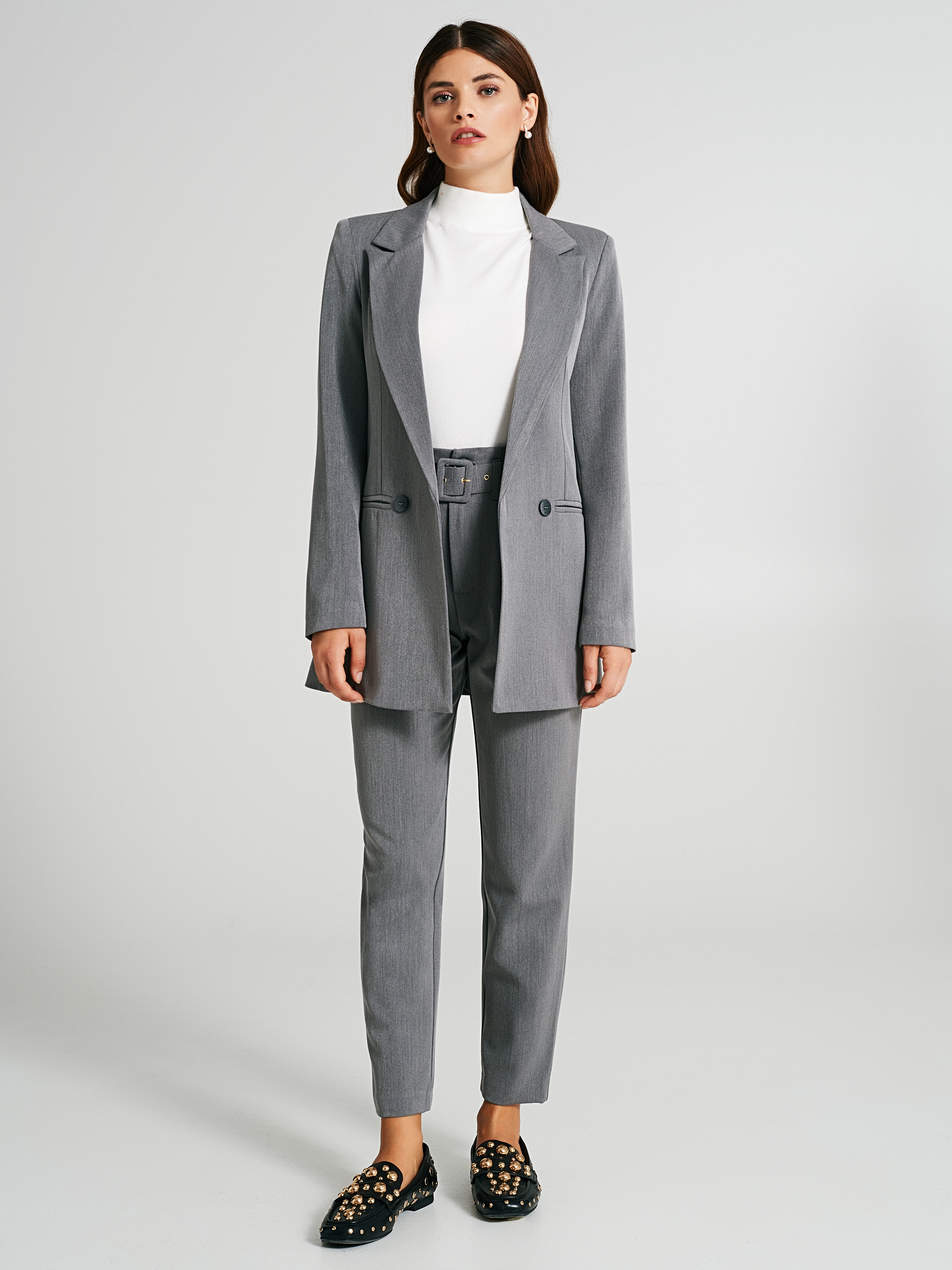 Tailleur discount con sneakers