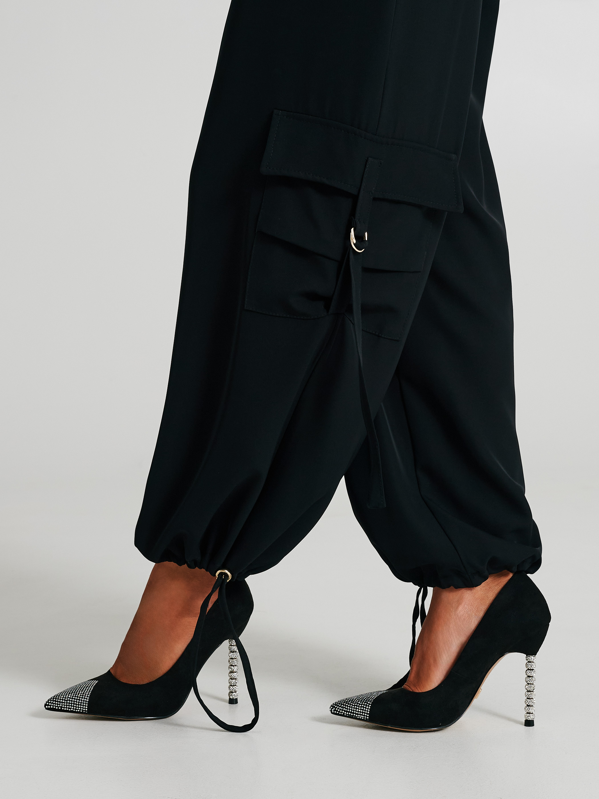 Pantaloni con outlet elastico caviglia