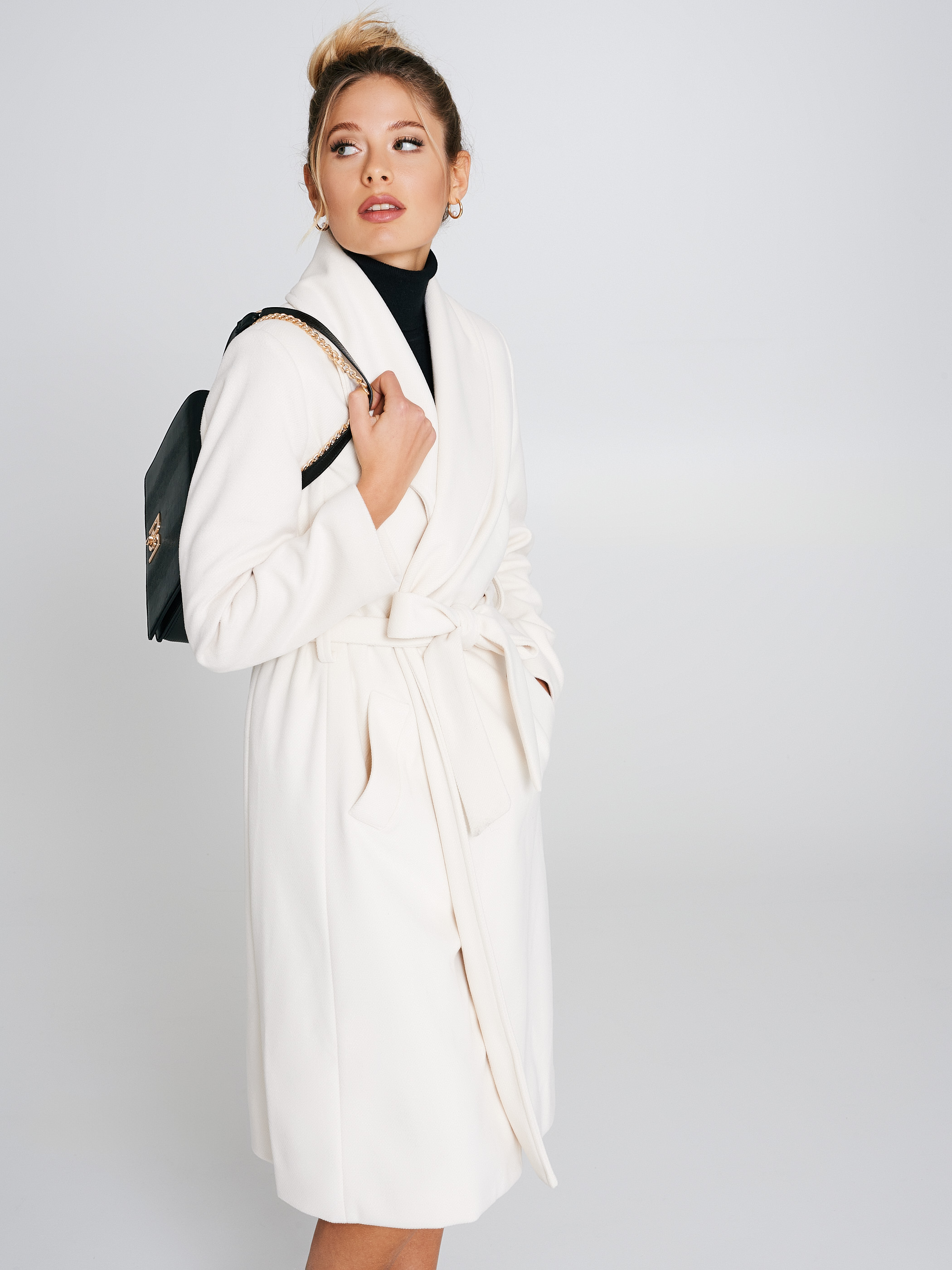 Fitted coat with plain lining
